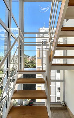 Apartamento à venda com 116m², 2 quartos e 2 vagas Apartamento à venda com 116m², 2 quartos e 2 vagasEscada