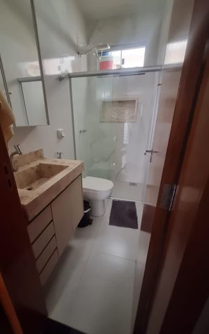 Casa à venda com 210m², 3 quartos e 2 vagas Casa à venda com 210m², 3 quartos e 2 vagasBanheiro