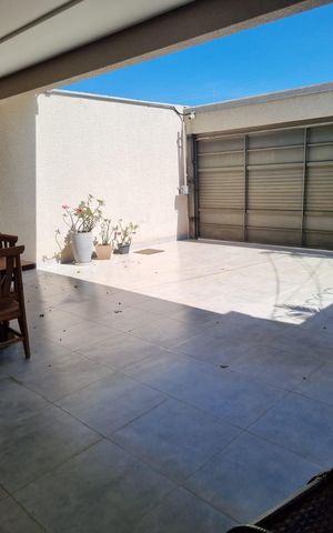 Casa à venda com 210m², 3 quartos e 2 vagas Casa à venda com 210m², 3 quartos e 2 vagasÁrea externa