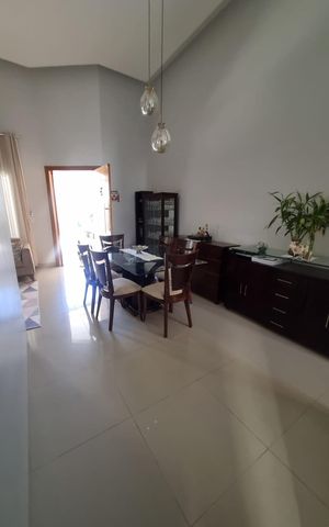 Casa à venda com 210m², 3 quartos e 2 vagas Casa à venda com 210m², 3 quartos e 2 vagasSala