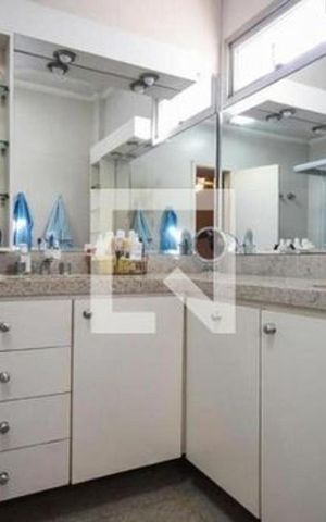 Apartamento à venda com 340m², 4 quartos e 4 vagas Apartamento à venda com 340m², 4 quartos e 4 vagasBanheiro