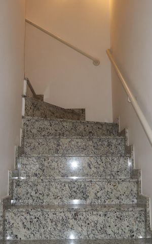 Casa à venda com 63m², 2 quartos e 1 vagaEscada- acesso aos quartos