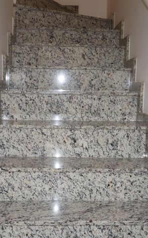 Casa à venda com 63m², 2 quartos e 1 vagaEscada- acesso aos quartos