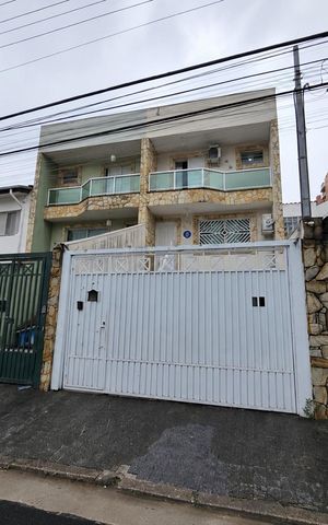 Casa à venda com 121m², 3 quartos e 3 vagas Casa à venda com 121m², 3 quartos e 3 vagasFachada