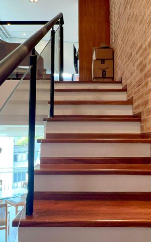 Apartamento à venda com 151m², 2 quartos e 3 vagas Apartamento à venda com 151m², 2 quartos e 3 vagasEscada