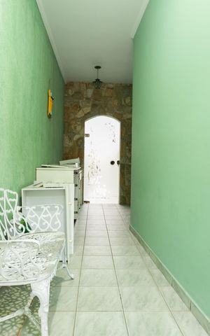 Casa à venda com 210m², 3 quartos e 3 vagas Casa à venda com 210m², 3 quartos e 3 vagasCorredor - Entrada
