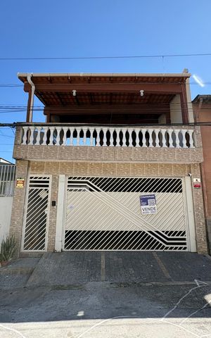 Casa à venda com 300m², 3 quartos e 2 vagas Casa à venda com 300m², 3 quartos e 2 vagasFachada