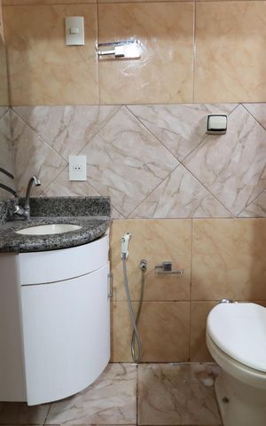 Casa para alugar com 70m², 2 quartos e 5 vagasBanheiro do Quarto 1