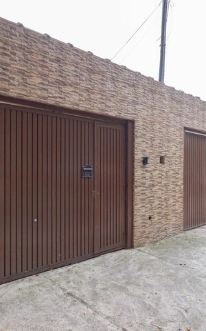 Casa à venda com 400m², 3 quartos e 8 vagas Casa à venda com 400m², 3 quartos e 8 vagasFachada