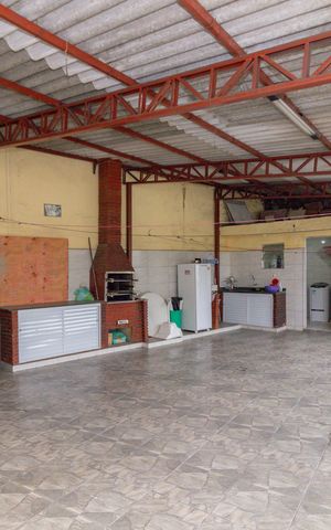 Casa à venda com 400m², 3 quartos e 8 vagas Casa à venda com 400m², 3 quartos e 8 vagasQuintal