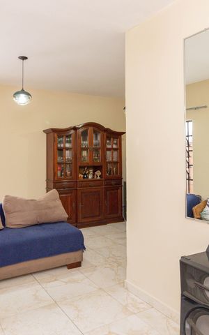Casa à venda com 400m², 3 quartos e 8 vagas Casa à venda com 400m², 3 quartos e 8 vagasSala