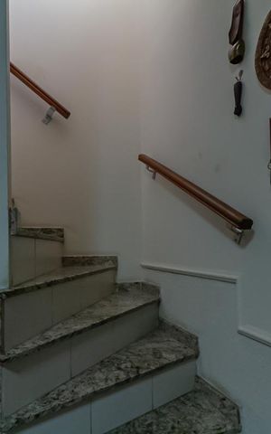 Casa à venda com 195m², 3 quartos e 2 vagas Casa à venda com 195m², 3 quartos e 2 vagasEscada