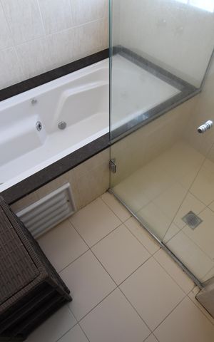 Casa de condomínio para alugar com 190m², 3 quartos e 4 vagasBanheiro da Suíte