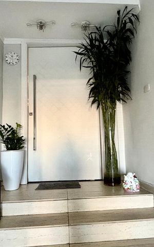 Casa à venda com 390m², 4 quartos e 1 vaga Casa à venda com 390m², 4 quartos e 1 vagaFachada