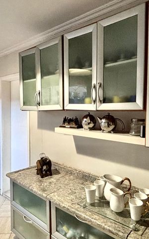 Casa à venda com 390m², 4 quartos e 1 vaga Casa à venda com 390m², 4 quartos e 1 vagaCozinha