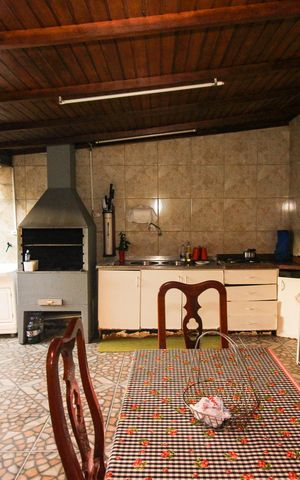 Casa à venda com 300m², 3 quartos e 3 vagas Casa à venda com 300m², 3 quartos e 3 vagasVaranda
