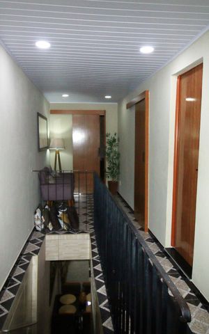 Casa para alugar com 180m², 3 quartos e sem vagaEscada e Corredor 2º piso
