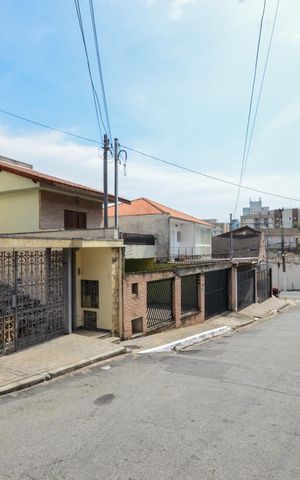 Casa para alugar com 300m², 2 quartos e 6 vagasFachada
