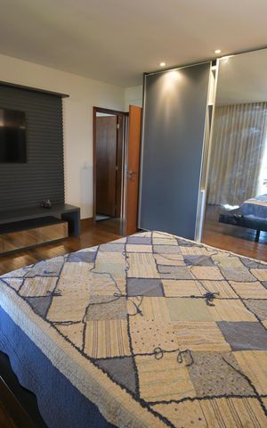 Casa de condomínio à venda com 1600m², 5 quartos e 4 vagas