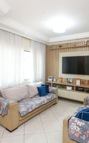 Casa à venda com 254m², 4 quartos e 5 vagas Casa à venda com 254m², 4 quartos e 5 vagasSala