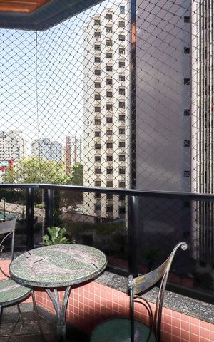 Apartamento à venda com 150m², 3 quartos e 3 vagas Apartamento à venda com 150m², 3 quartos e 3 vagasVaranda
