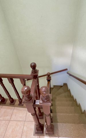 Casa à venda com 106m², 2 quartos e 1 vaga Casa à venda com 106m², 2 quartos e 1 vagaEscada