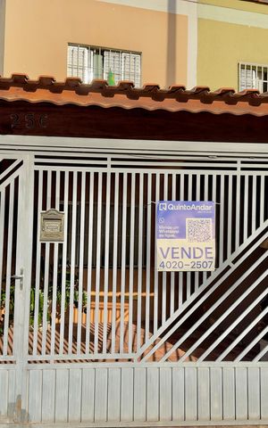 Casa à venda com 106m², 2 quartos e 1 vaga Casa à venda com 106m², 2 quartos e 1 vagaPlaca instalada na fachada do imóvel