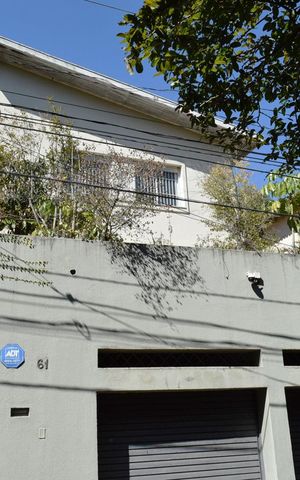 Casa para alugar com 200m², 3 quartos e 3 vagasFachada