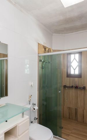Casa à venda com 230m², 3 quartos e 5 vagas Casa à venda com 230m², 3 quartos e 5 vagasBanheiro da Suíte 1
