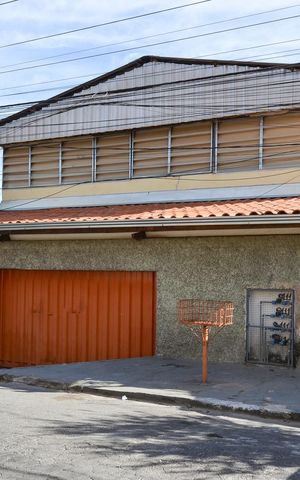 Casa à venda com 480m², 5 quartos e 1 vaga Casa à venda com 480m², 5 quartos e 1 vagaFachada