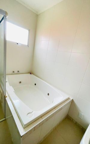 Casa de condomínio para alugar com 288m², 3 quartos e 4 vagas Casa de condomínio para alugar com 288m², 3 quartos e 4 vagasBanheira