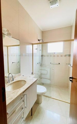 Casa de condomínio para alugar com 288m², 3 quartos e 4 vagas Casa de condomínio para alugar com 288m², 3 quartos e 4 vagasBanheiro