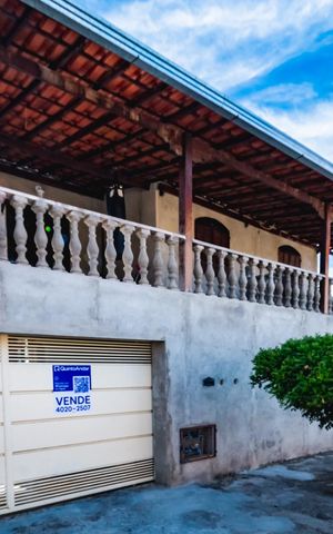 Casa à venda com 204m², 4 quartos e 2 vagasFachada