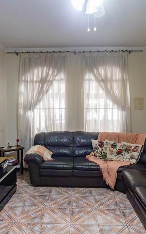 Casa à venda com 170m², 2 quartos e 2 vagas Casa à venda com 170m², 2 quartos e 2 vagasSala