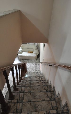 Casa à venda com 120m², 2 quartos e 3 vagasEscada
