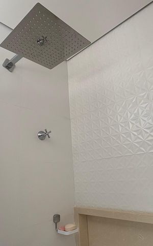 Casa de condomínio para alugar com 246m², 5 quartos e 2 vagas Casa de condomínio para alugar com 246m², 5 quartos e 2 vagasBanheiro da Suíte 1