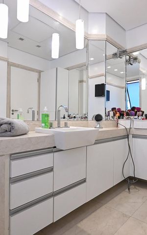 Apartamento para alugar com 449m², 3 quartos e 5 vagasBanheiro 1 da Suíte  3
