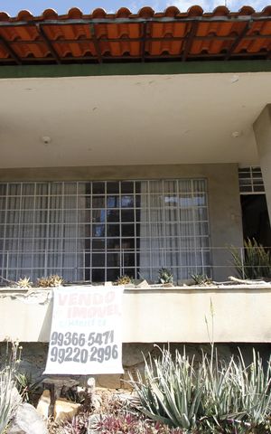 Casa à venda com 370m², 6 quartos e 4 vagasFachada