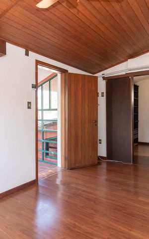 Casa à venda com 338m², 4 quartos e 4 vagas Casa à venda com 338m², 4 quartos e 4 vagasQuarto 4