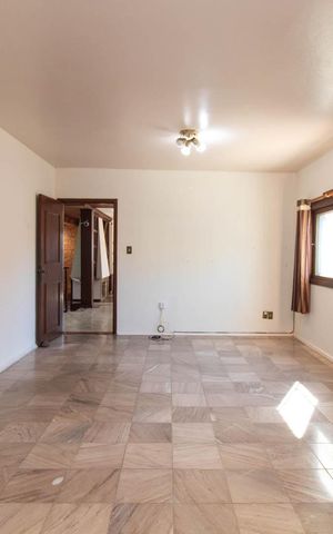 Casa à venda com 338m², 4 quartos e 4 vagas Casa à venda com 338m², 4 quartos e 4 vagasSala