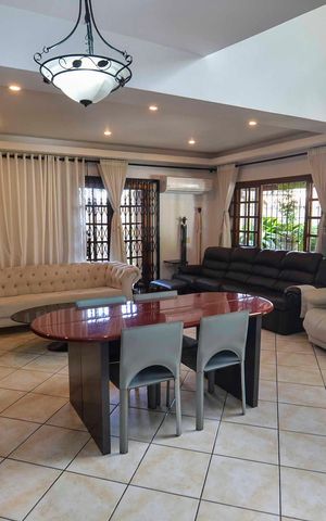 Casa de condomínio à venda com 257m², 5 quartos e 2 vagasSala