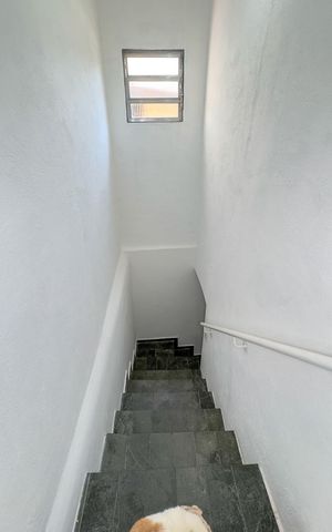 Casa à venda com 221m², 3 quartos e 2 vagasEscada