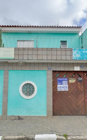 Casa à venda com 200m², 3 quartos e 4 vagas Casa à venda com 200m², 3 quartos e 4 vagasPlaca instalada na fachada do imovel