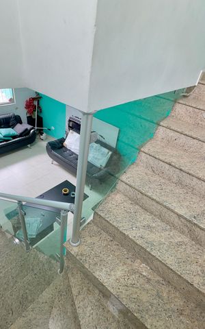 Casa à venda com 200m², 3 quartos e 4 vagas Casa à venda com 200m², 3 quartos e 4 vagasEscada