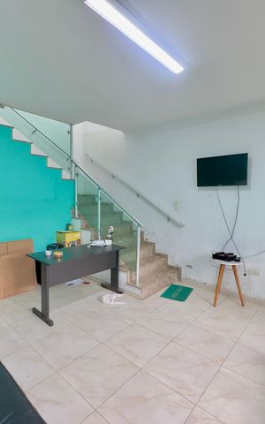 Casa à venda com 200m², 3 quartos e 4 vagas Casa à venda com 200m², 3 quartos e 4 vagasSala