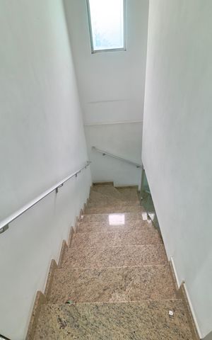 Casa à venda com 200m², 3 quartos e 4 vagas Casa à venda com 200m², 3 quartos e 4 vagasEscada