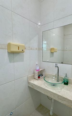 Casa à venda com 200m², 3 quartos e 4 vagas Casa à venda com 200m², 3 quartos e 4 vagasBanheiro 2