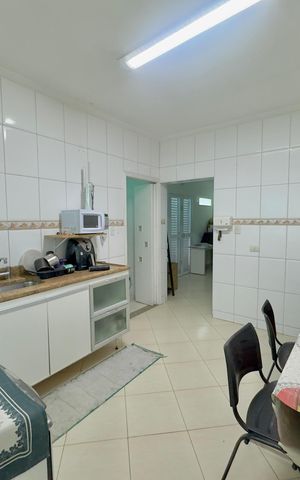 Casa à venda com 200m², 3 quartos e 4 vagas Casa à venda com 200m², 3 quartos e 4 vagasCozinha
