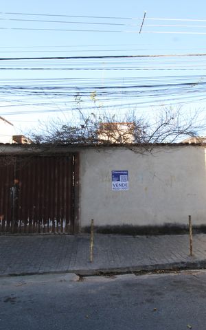 Casa à venda com 200m², 2 quartos e 4 vagasFachada