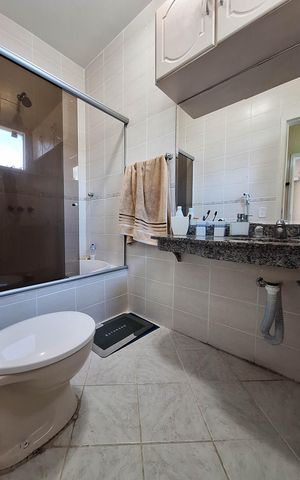Casa de condomínio para alugar com 277m², 4 quartos e 2 vagas Casa de condomínio para alugar com 277m², 4 quartos e 2 vagasBanheiro da Suíte 1